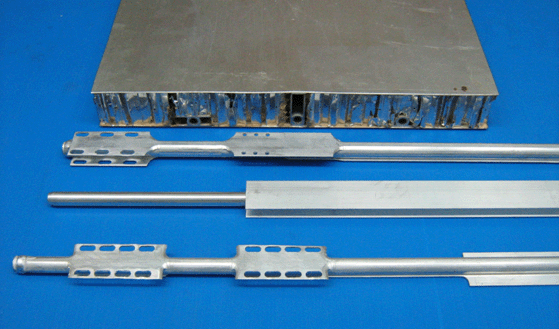 Фрагмент сотопанели и тепловые трубы, предназначенные для обеспечения тепловых режимов элементов и аппаратуры космических летательных аппаратов